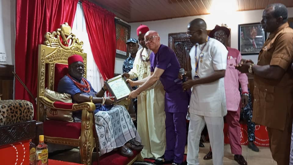 Rotary Club of Port Harcourt Rebisi confers leadership award on Oba of Ogbaland.