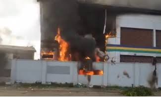 Angry youths protest Catholic priest murder in Niger ,burn down police station.