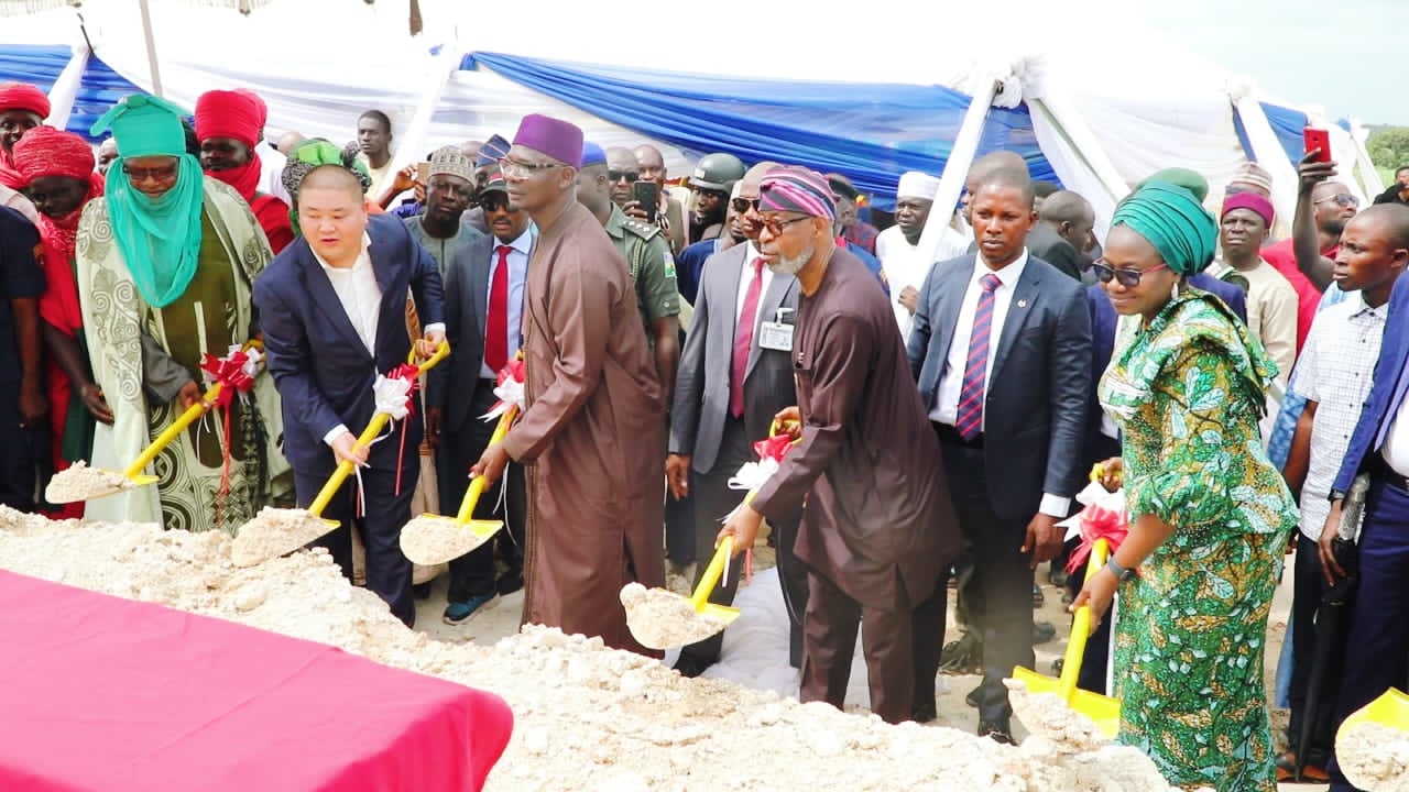 Left to Right: Emir of Nasarawa, His royal Highness Ibrahim Usman Jibrin; Ganfeng Staff, HE. Executive Governor of Nasarawa State, EngrAbdullahi Sule, Hon Minister for Solid Minerals Devpt, Dr Oladele Alake & Permanent Secretary, Dr. Mary Ogbe, performing the act of groundbreaking ceremony of the Lithium Battery Processing Energy Factory.