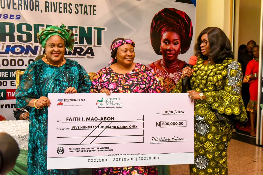 RIVERS FIRST LADY PRESENTS N10M CHEQUES TO 20 WOMEN FARMERS.