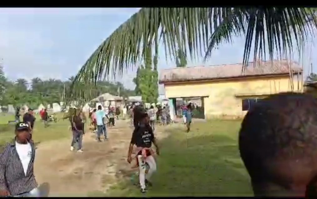Breaking: Rivers Youths Take Over Eleme Local Government Council, Blocks Outgone Chairman/ Pro – Wike Stooges From Entry.