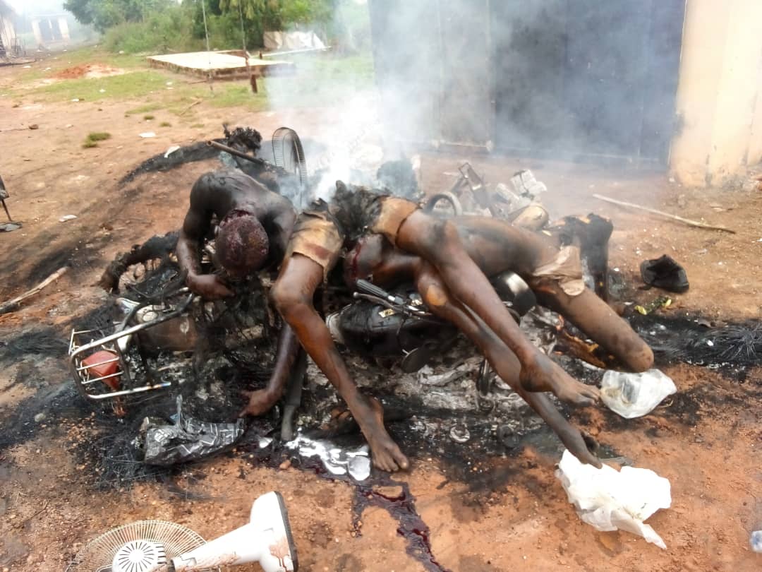 Breaking: Youths Overrun Edo Police Station Kill 3 suspected Criminals.( viewers discretion)